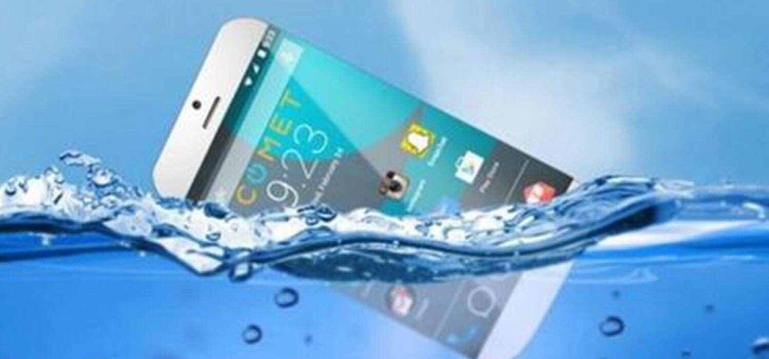 絕不再忍！手機掉進水里后怎辦，正確的答案應該這樣做