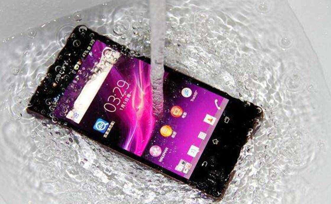 絕不再忍！手機掉進水里后怎辦，正確的答案應該這樣做