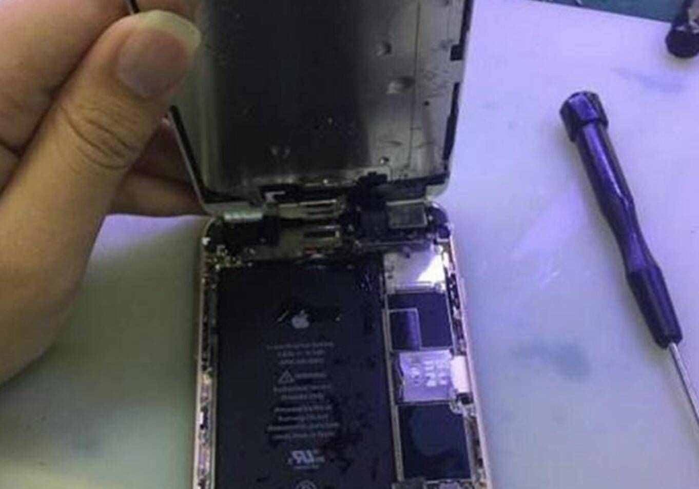 絕不再忍！手機掉進水里后怎辦，正確的答案應該這樣做