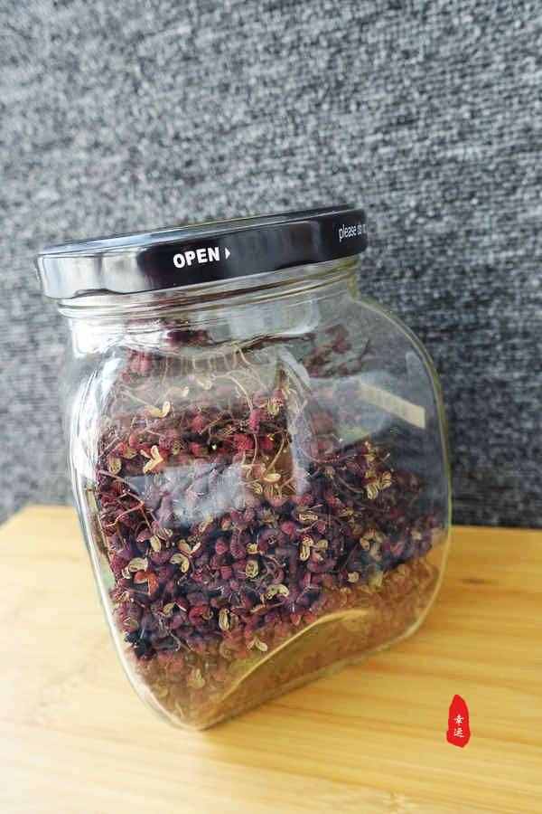 廚房調(diào)料自己動(dòng)手吧，自制花椒粉，雖然粗糙但味香還不牙磣