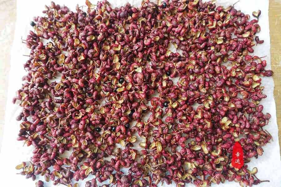 廚房調(diào)料自己動(dòng)手吧，自制花椒粉，雖然粗糙但味香還不牙磣