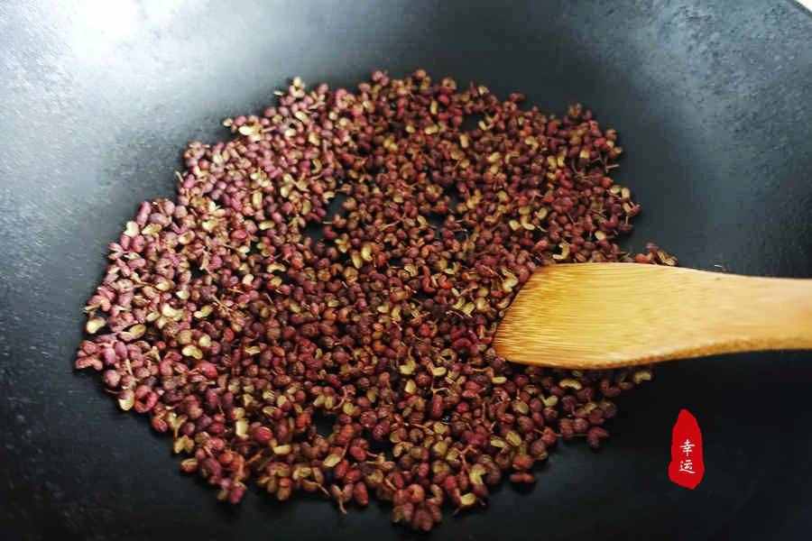 廚房調(diào)料自己動(dòng)手吧，自制花椒粉，雖然粗糙但味香還不牙磣