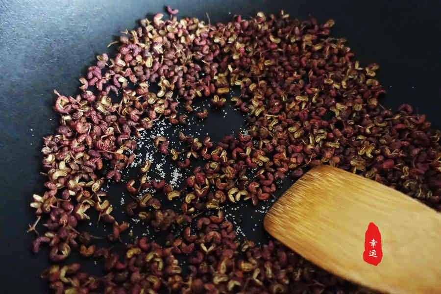 廚房調(diào)料自己動(dòng)手吧，自制花椒粉，雖然粗糙但味香還不牙磣