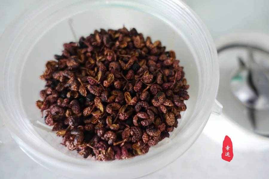 廚房調(diào)料自己動(dòng)手吧，自制花椒粉，雖然粗糙但味香還不牙磣