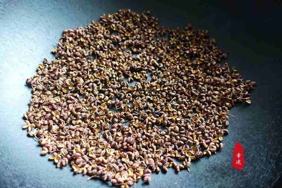 廚房調(diào)料自己動(dòng)手吧，自制花椒粉，雖然粗糙但味香還不牙磣