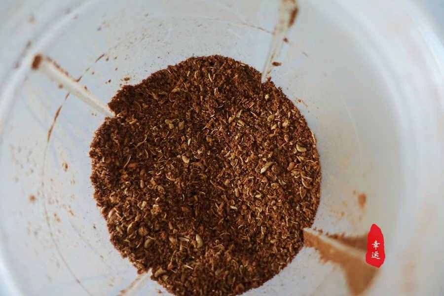 廚房調(diào)料自己動(dòng)手吧，自制花椒粉，雖然粗糙但味香還不牙磣