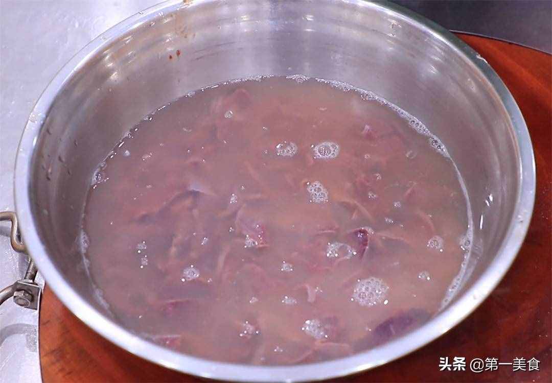 豬肝如此爆炒鮮嫩不老，廚師長分享做法和技巧，滑嫩不腥又入味
