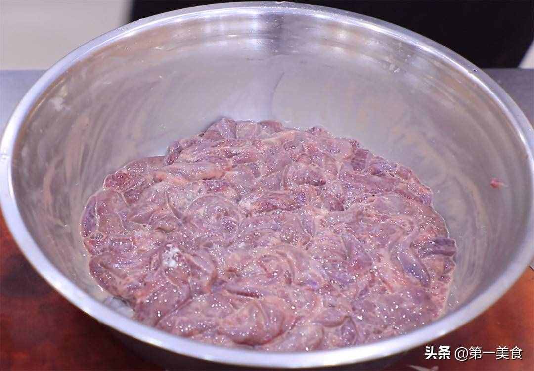 豬肝如此爆炒鮮嫩不老，廚師長分享做法和技巧，滑嫩不腥又入味