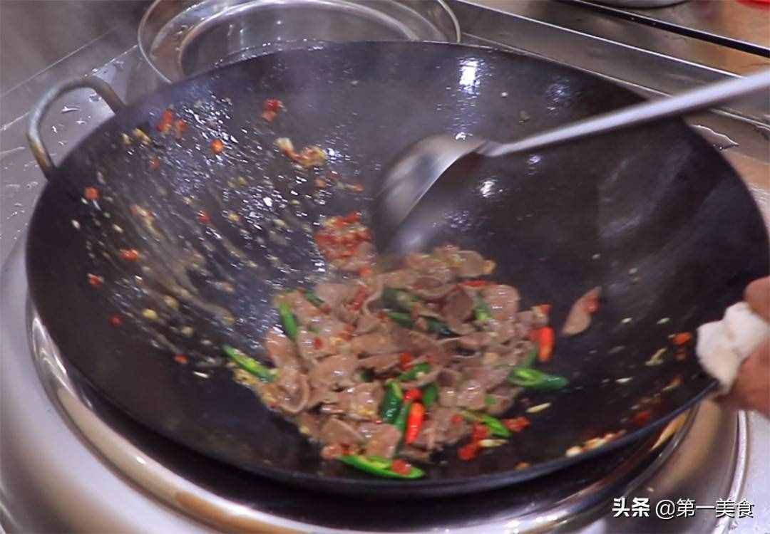 豬肝如此爆炒鮮嫩不老，廚師長分享做法和技巧，滑嫩不腥又入味