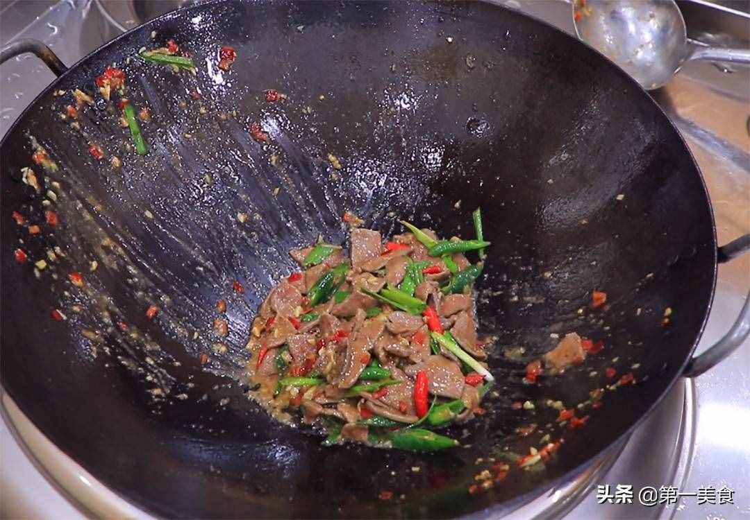 豬肝如此爆炒鮮嫩不老，廚師長分享做法和技巧，滑嫩不腥又入味