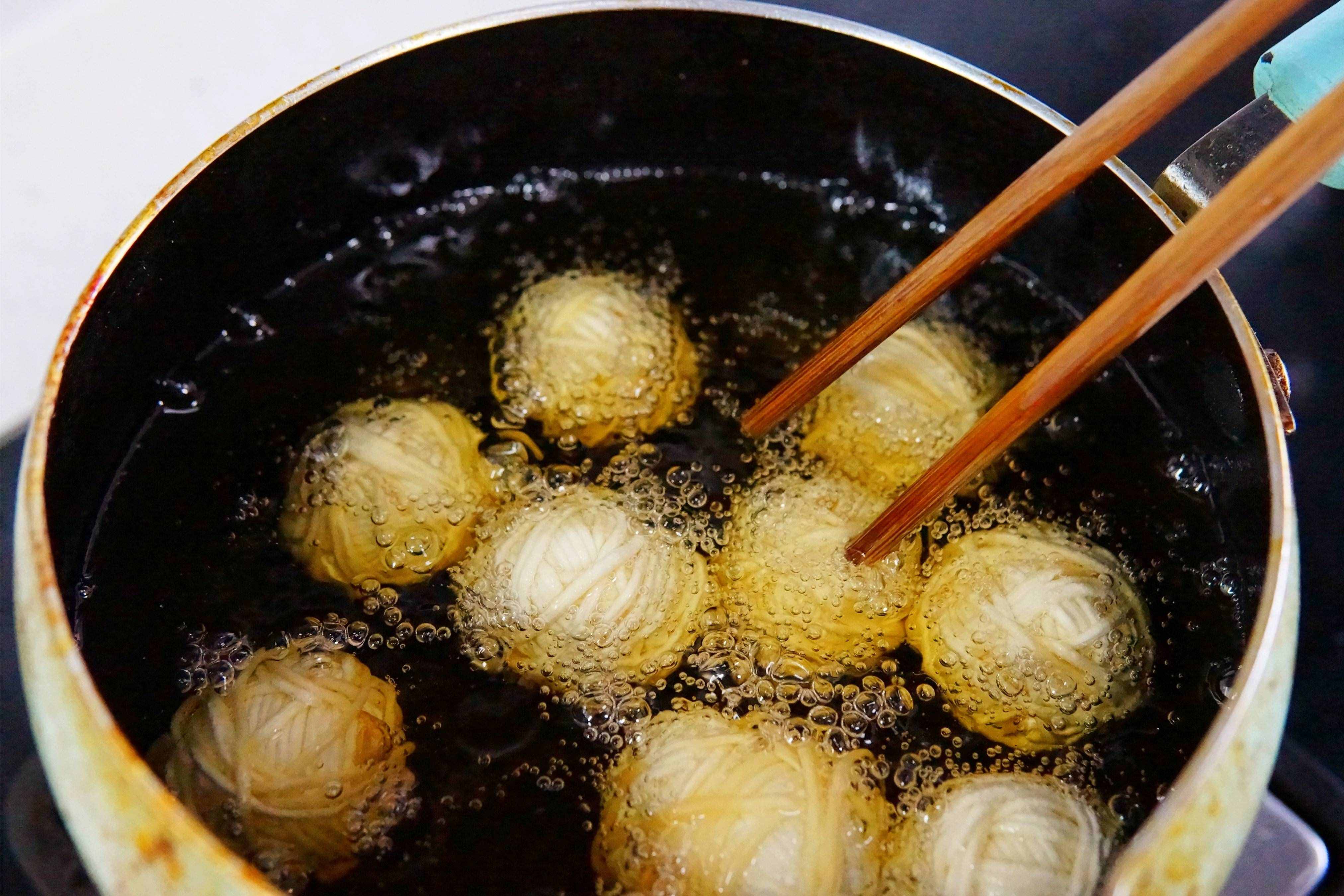 給年夜飯加盤菜，“連中三元”端上桌，寓意金榜題名，前程似錦