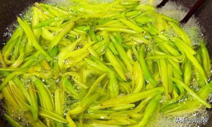 三伏天，吃鮮黃花菜正當(dāng)季，教你正確處理方法，鮮嫩爽口，特開(kāi)胃