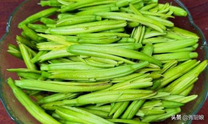 三伏天，吃鮮黃花菜正當(dāng)季，教你正確處理方法，鮮嫩爽口，特開(kāi)胃