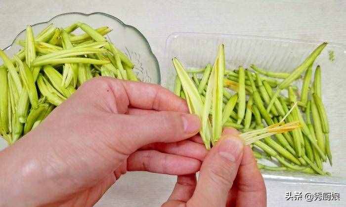 三伏天，吃鮮黃花菜正當(dāng)季，教你正確處理方法，鮮嫩爽口，特開(kāi)胃