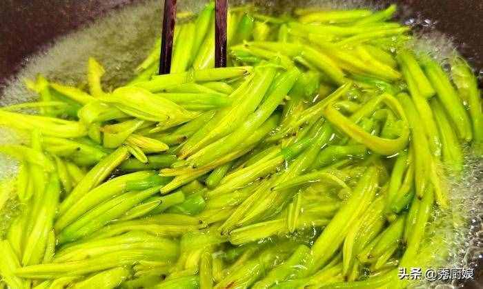 三伏天，吃鮮黃花菜正當(dāng)季，教你正確處理方法，鮮嫩爽口，特開(kāi)胃