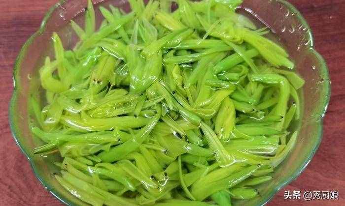 三伏天，吃鮮黃花菜正當(dāng)季，教你正確處理方法，鮮嫩爽口，特開(kāi)胃