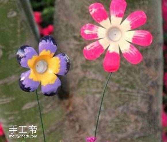 用礦泉水瓶制作小花 簡(jiǎn)單手工塑料花怎么做 -  www.shougongdi.com