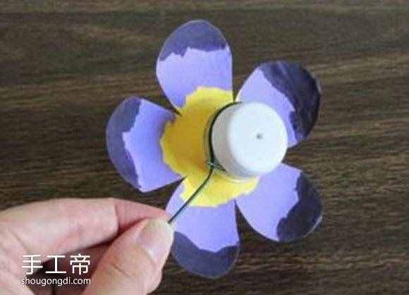 用礦泉水瓶制作小花 簡(jiǎn)單手工塑料花怎么做 -  www.shougongdi.com