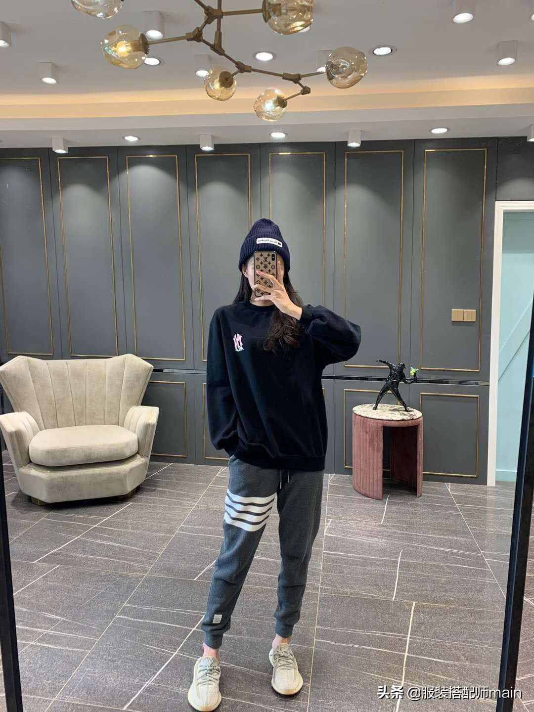 灰色褲子適合搭什么顏色的上衣？推薦這4種，氣質(zhì)優(yōu)雅又高級