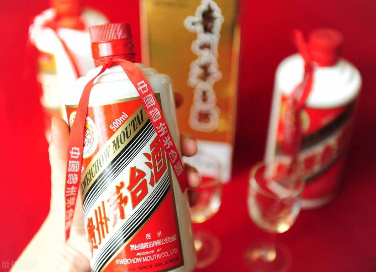 最近很火的三套茅臺(tái)系列酒，每一套都十分昂貴，并且稀缺