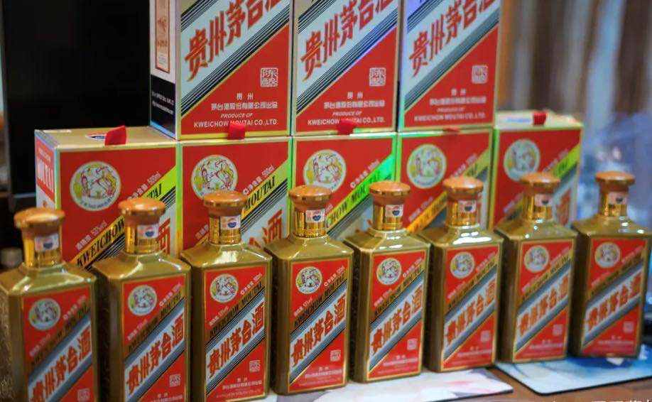 最近很火的三套茅臺(tái)系列酒，每一套都十分昂貴，并且稀缺