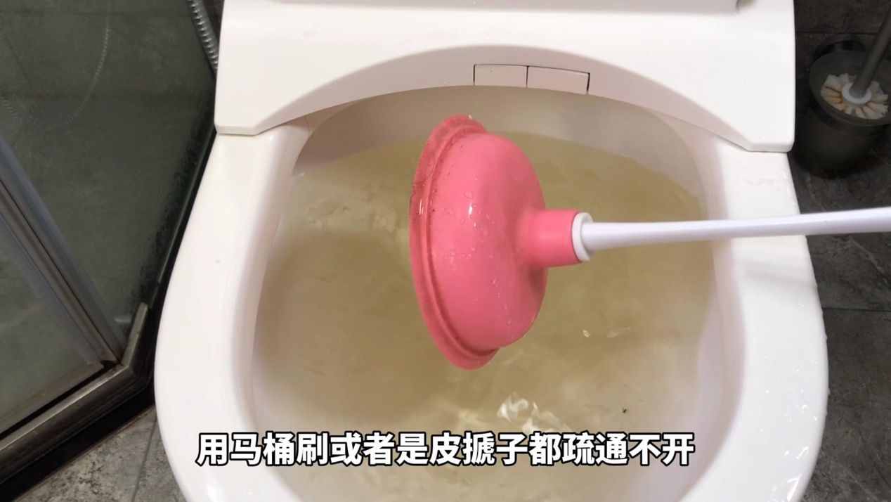馬桶經(jīng)常堵塞？2種方法能快速疏通好，別白白花上百元請(qǐng)人通