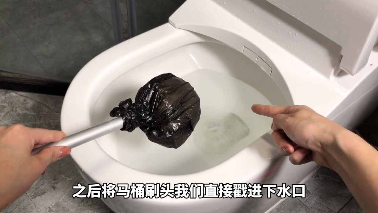 馬桶經(jīng)常堵塞？2種方法能快速疏通好，別白白花上百元請(qǐng)人通