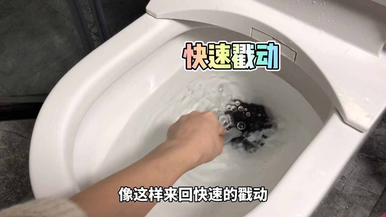 馬桶經(jīng)常堵塞？2種方法能快速疏通好，別白白花上百元請(qǐng)人通