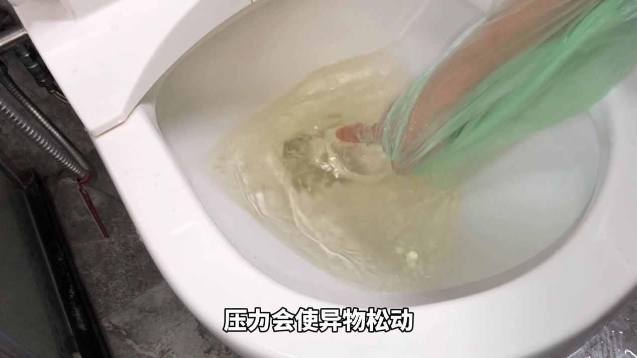 馬桶經(jīng)常堵塞？2種方法能快速疏通好，別白白花上百元請(qǐng)人通