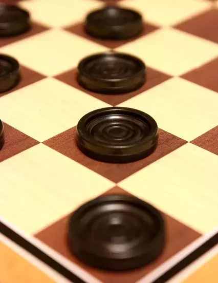 棋盤四四方，棋子似巧克力，古埃及法老時(shí)就有的國際跳棋，你會(huì)玩嗎？