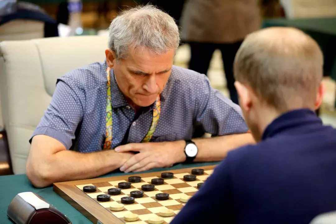 棋盤四四方，棋子似巧克力，古埃及法老時(shí)就有的國際跳棋，你會(huì)玩嗎？