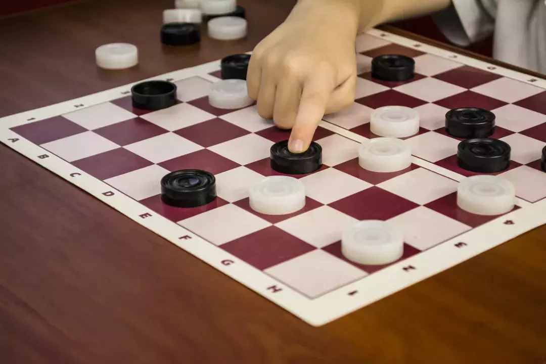 棋盤四四方，棋子似巧克力，古埃及法老時(shí)就有的國際跳棋，你會(huì)玩嗎？