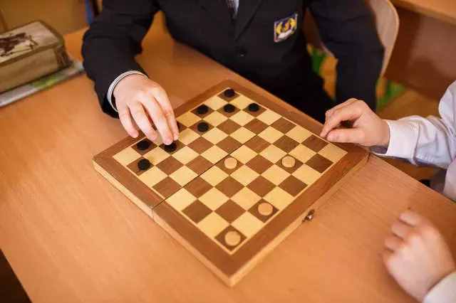 棋盤四四方，棋子似巧克力，古埃及法老時(shí)就有的國際跳棋，你會(huì)玩嗎？
