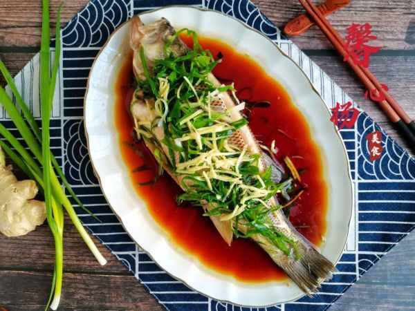 清蒸鱸魚，操作簡(jiǎn)單太好吃了