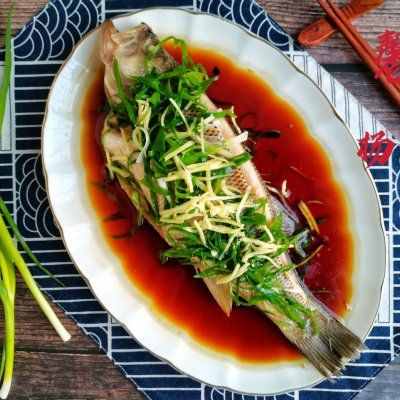 清蒸鱸魚，操作簡(jiǎn)單太好吃了