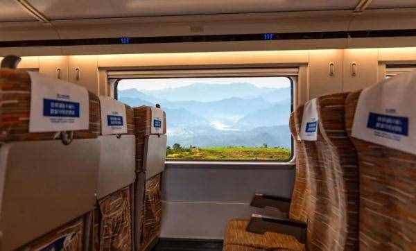 高鐵比火車快3倍，為啥從車窗看速度卻差不多？
