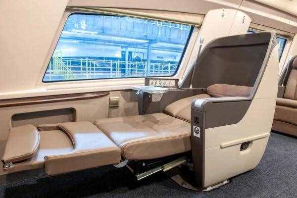 高鐵比火車快3倍，為啥從車窗看速度卻差不多？