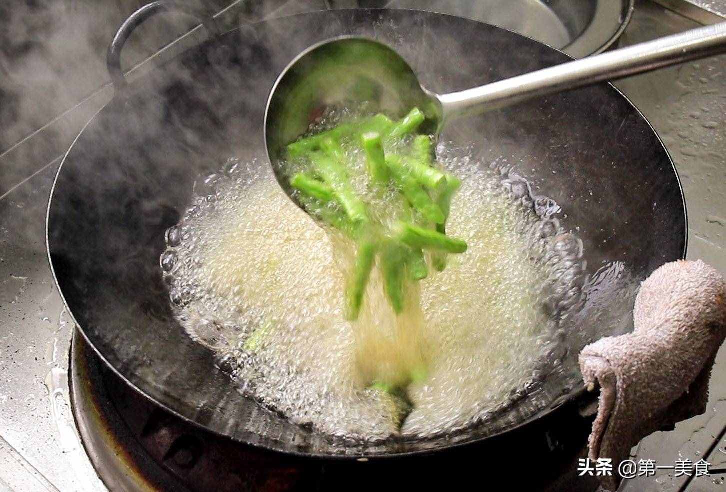 干煸四季豆，焯水還是過油？用對了方法，四季豆鮮嫩又美味