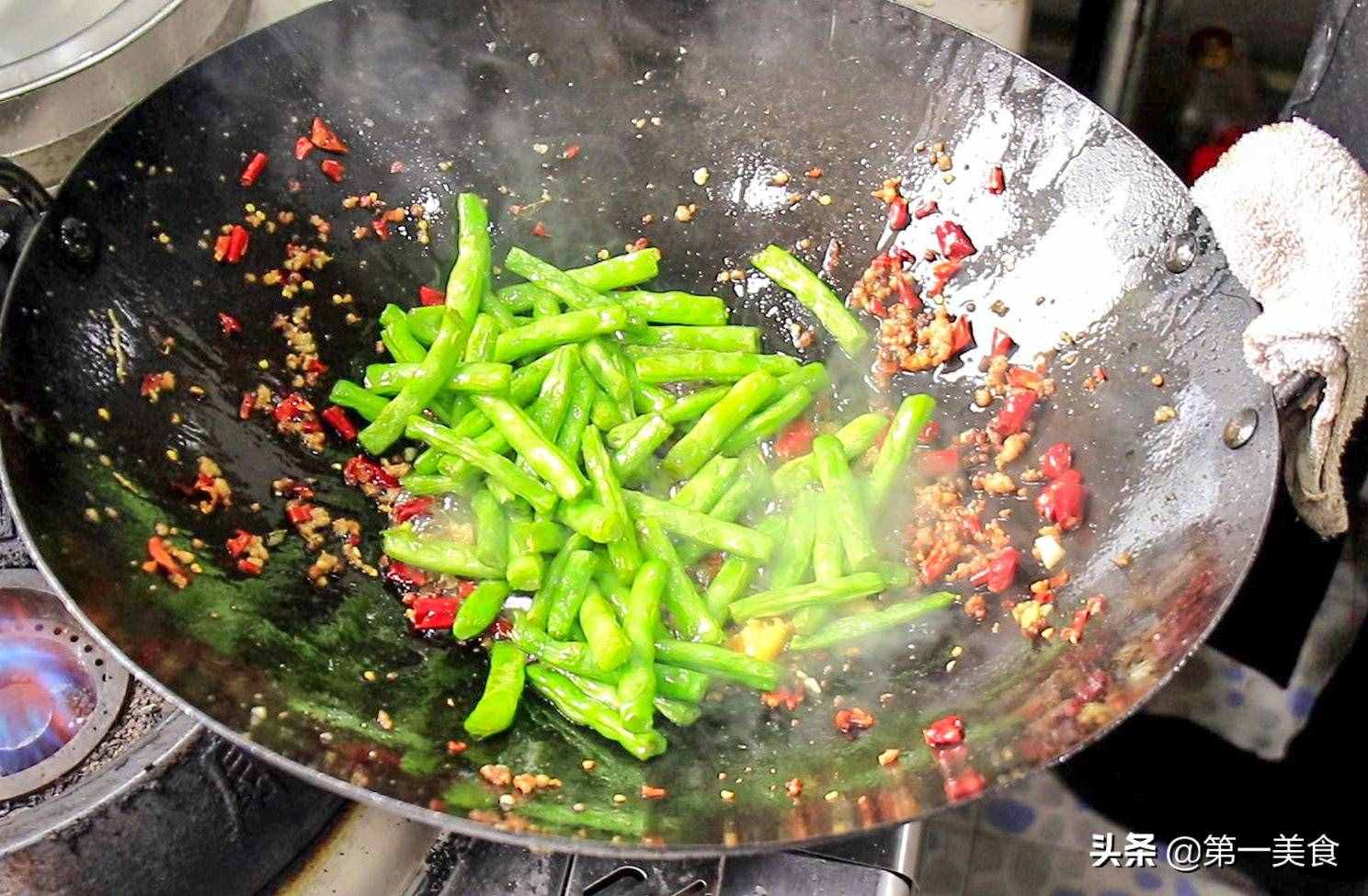 干煸四季豆，焯水還是過油？用對了方法，四季豆鮮嫩又美味