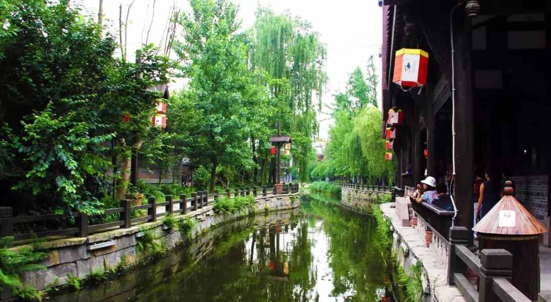 千萬不要去黃龍溪，你會(huì)濕身，還會(huì)吃撐