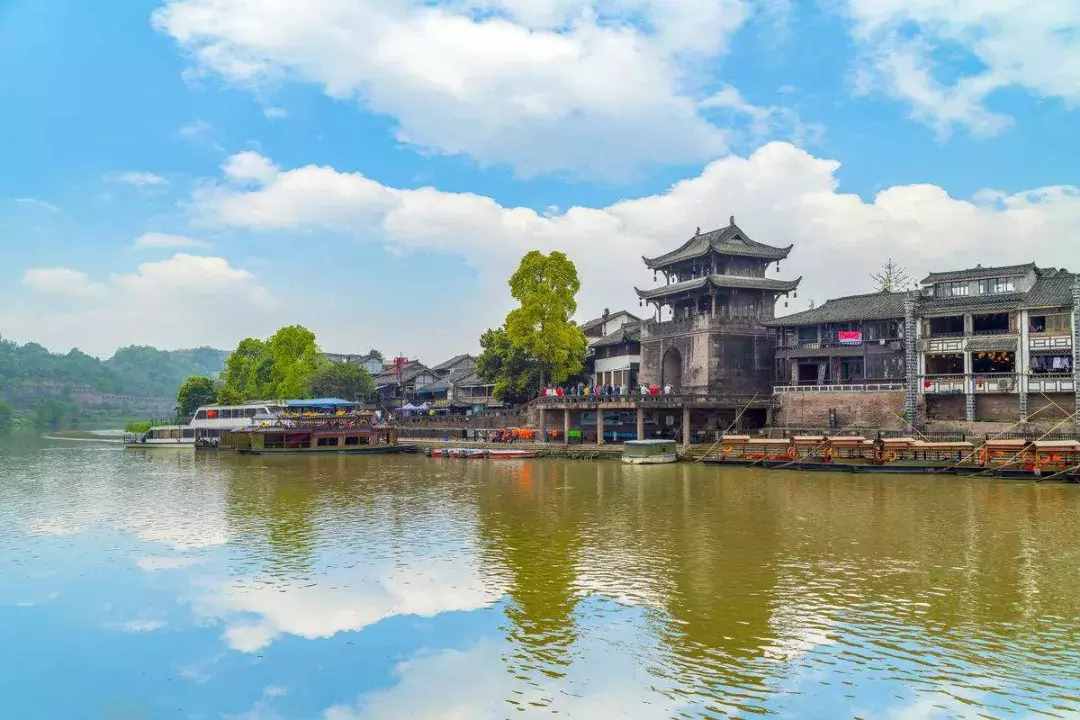 千萬不要去黃龍溪，你會(huì)濕身，還會(huì)吃撐