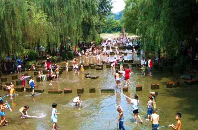 千萬不要去黃龍溪，你會(huì)濕身，還會(huì)吃撐