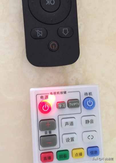 機(jī)頂盒遙控器簡單設(shè)置即可控制電視機(jī)，老年人可能需要用到