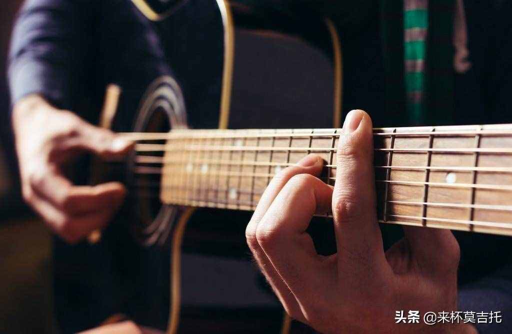 初學(xué)者入門十款高性價比吉他推薦，附上超全購琴攻略「新手必看」