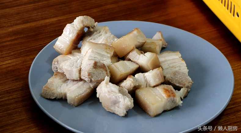 腐乳紅燒肉你會(huì)做嗎？做法很簡(jiǎn)單，這樣做的紅燒肉不用放一滴醬油