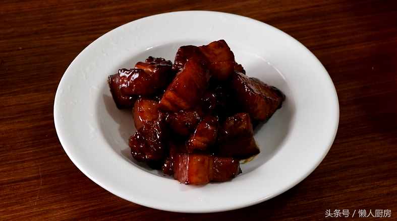 腐乳紅燒肉你會(huì)做嗎？做法很簡(jiǎn)單，這樣做的紅燒肉不用放一滴醬油