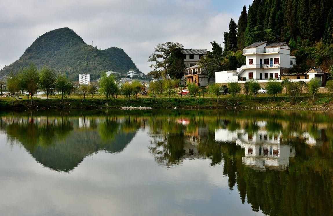 陸游這兩句古詩(shī)流傳甚廣：山重水復(fù)疑無路，柳暗花明又一村