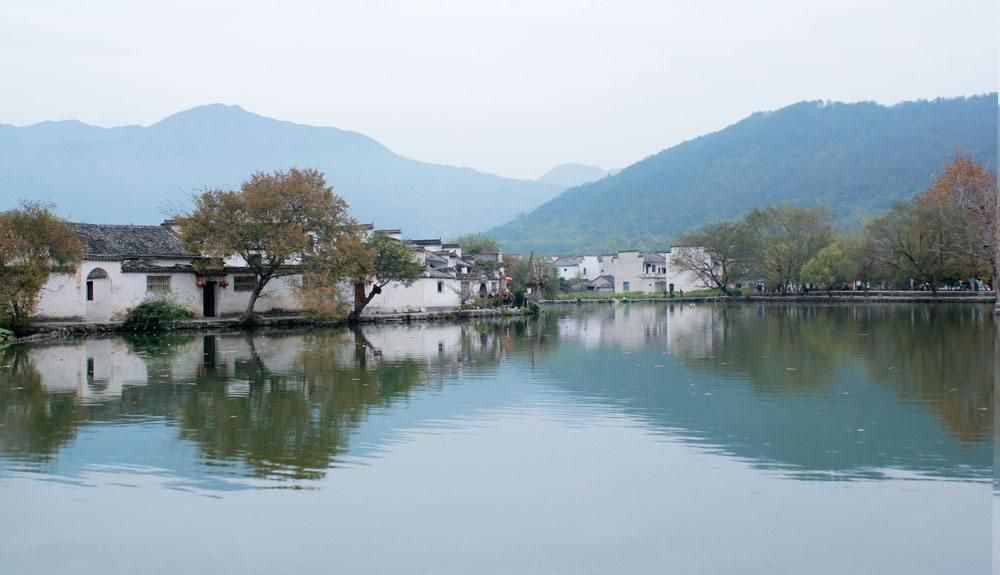 陸游這兩句古詩(shī)流傳甚廣：山重水復(fù)疑無路，柳暗花明又一村