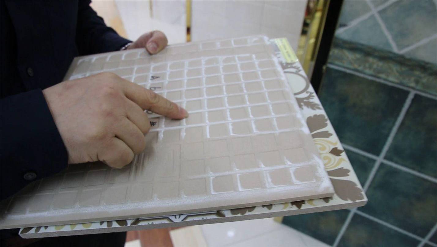 通體磚和拋釉磚哪個(gè)好？瓷磚銷售：窮選通體，富選拋釉