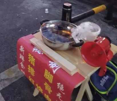 中年大叔夜市擺攤實(shí)錄：一生有一位真心朋友足矣